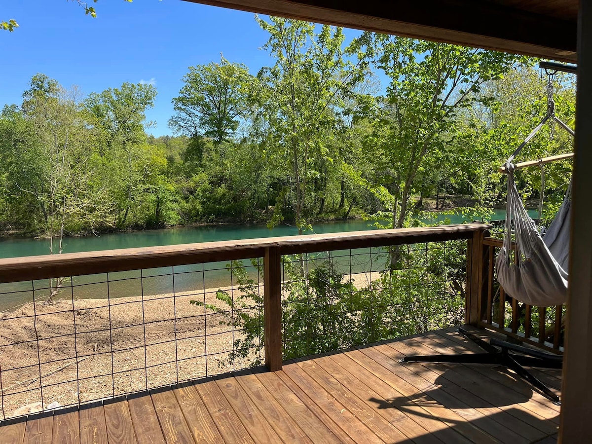 Big Log Riverfront Cabin