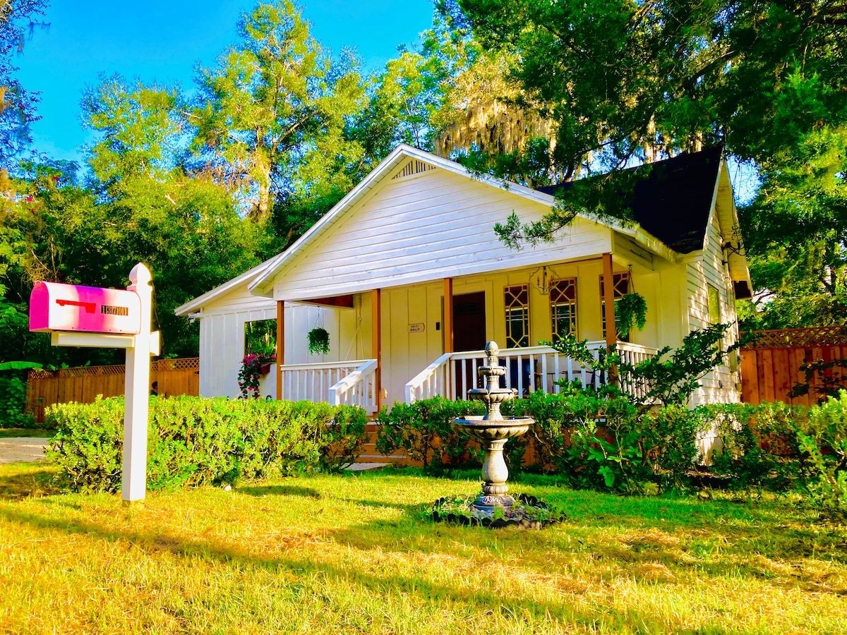 The Boujee Bungalow ~with Soak Tub & Private Yard!