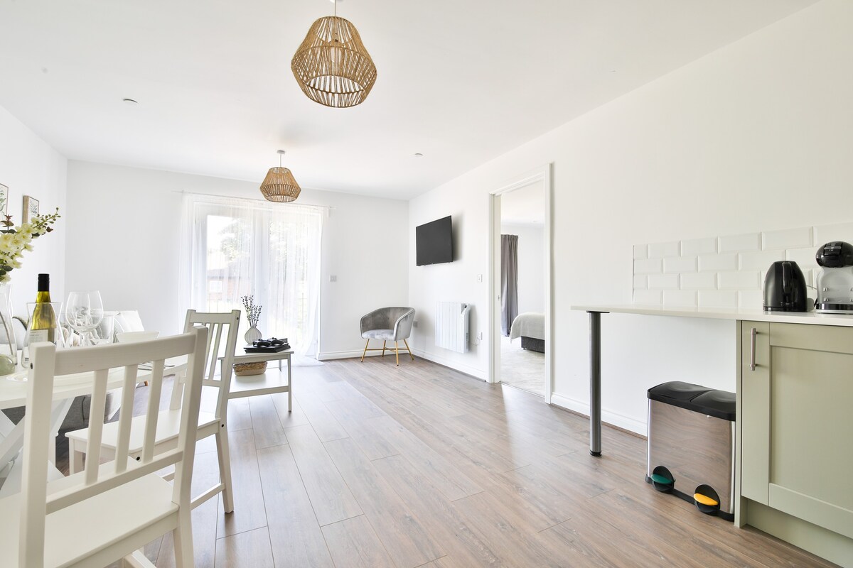 Flat 3, Stunning 2 Bedroom with Parking & Balcony