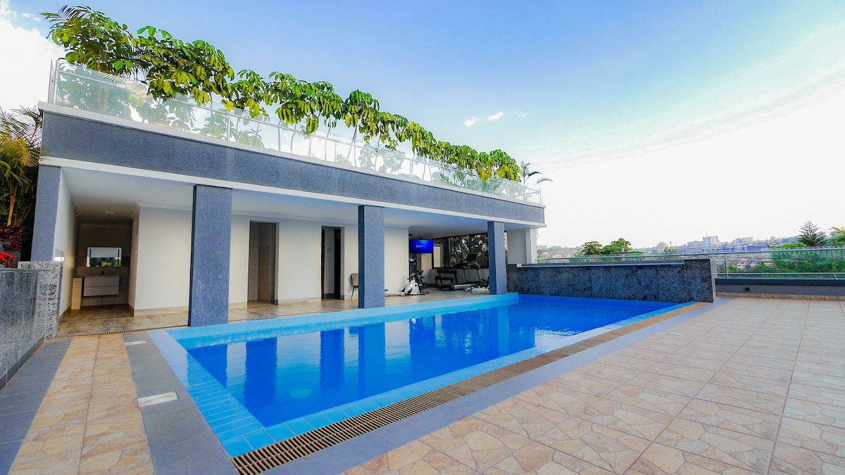 Luxury: Pool, Gym, Sauna, Roof terrace, Golf 5 Min