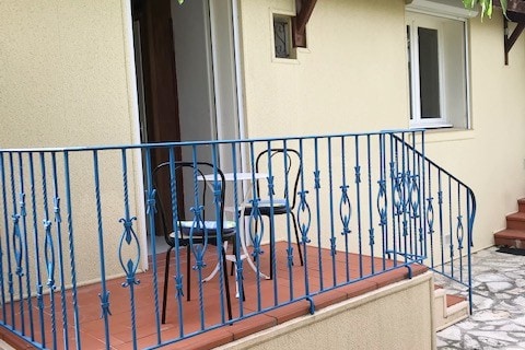 appartement 30 m2 avec terrasse .