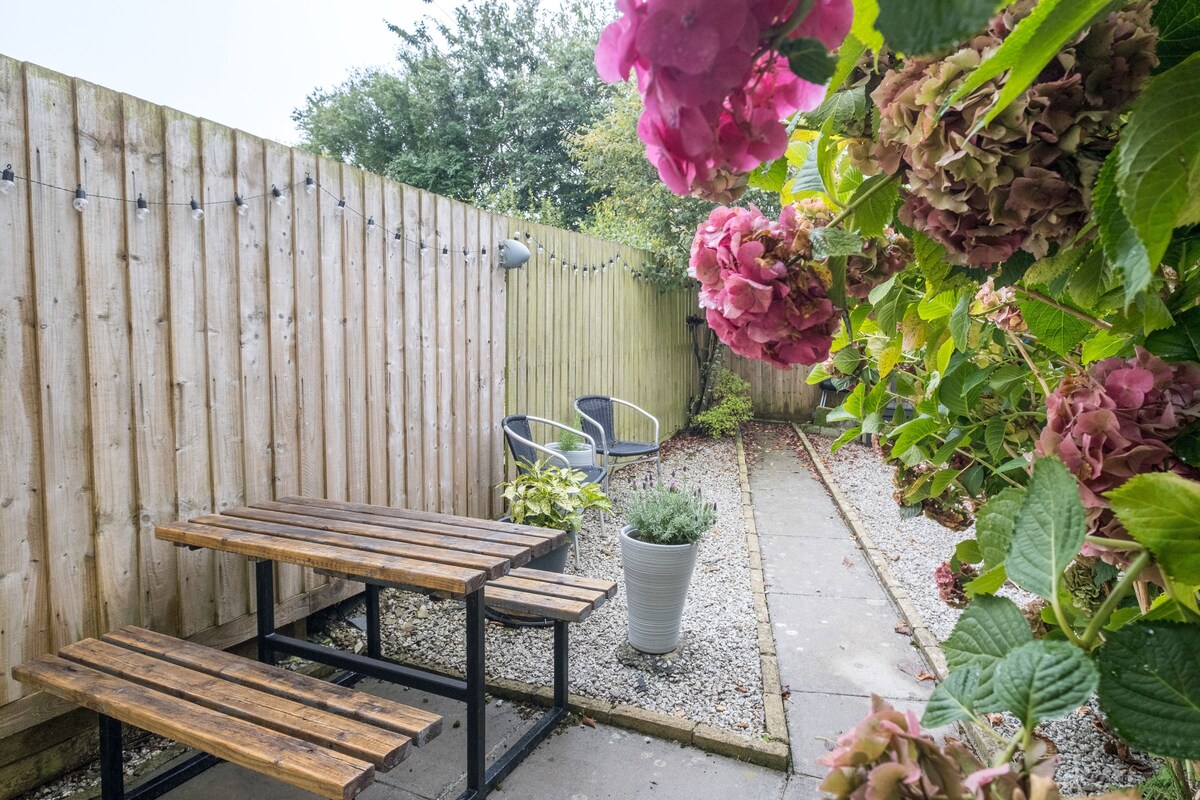 Lovely 2 bed house, Padstow with parking & garden.