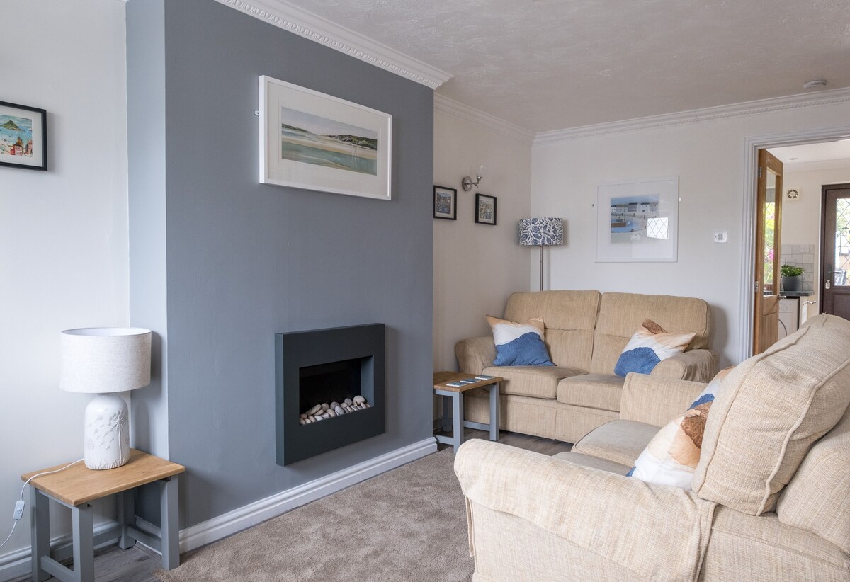 Lovely 2 bed house, Padstow with parking & garden.