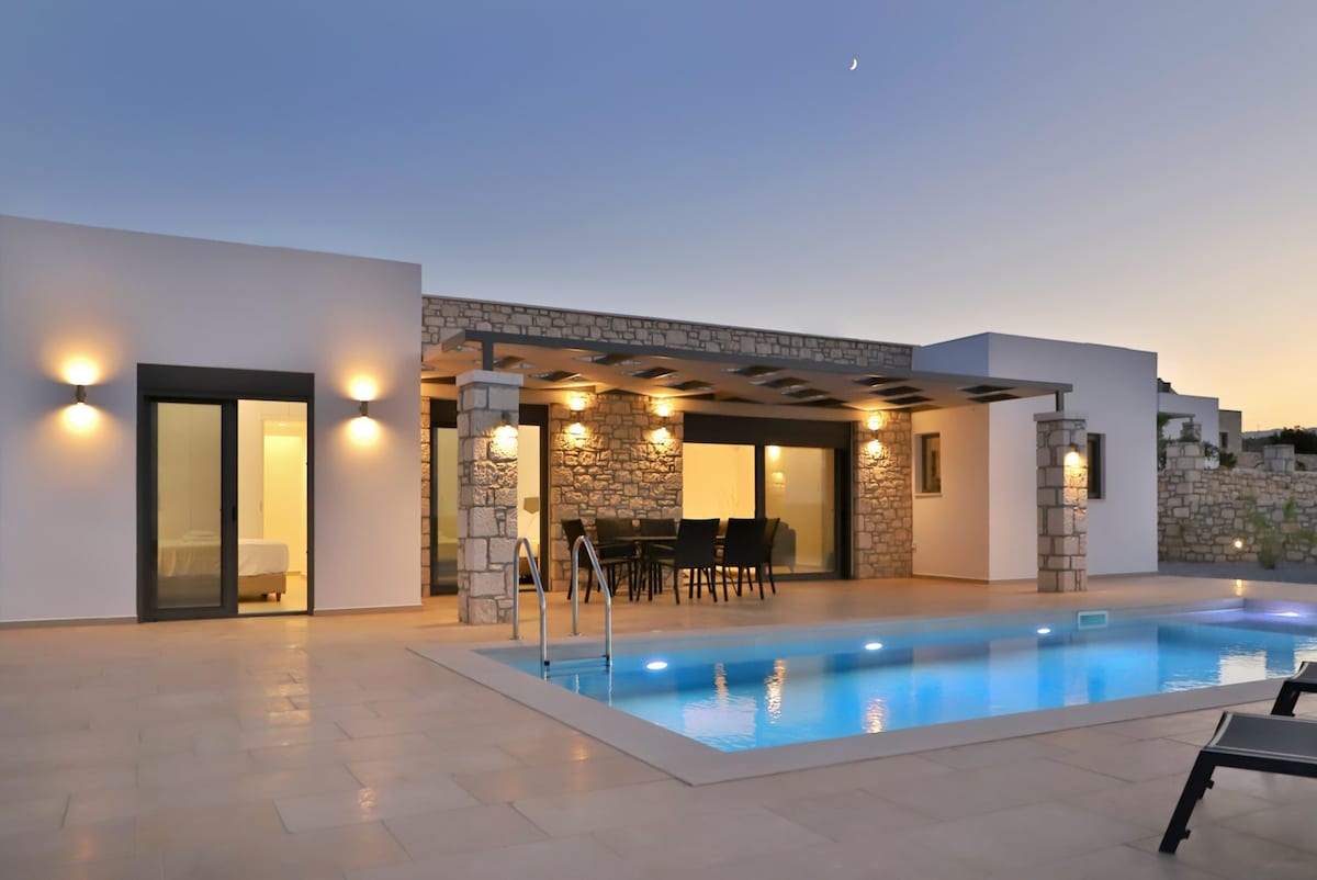Luxury villa with pool by Sternes Properties