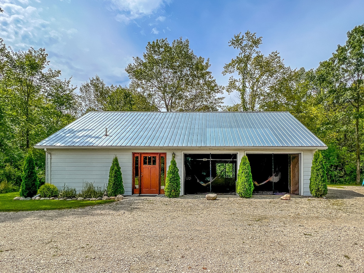 Cabin on 6 wooded acres - Holly Hideaway