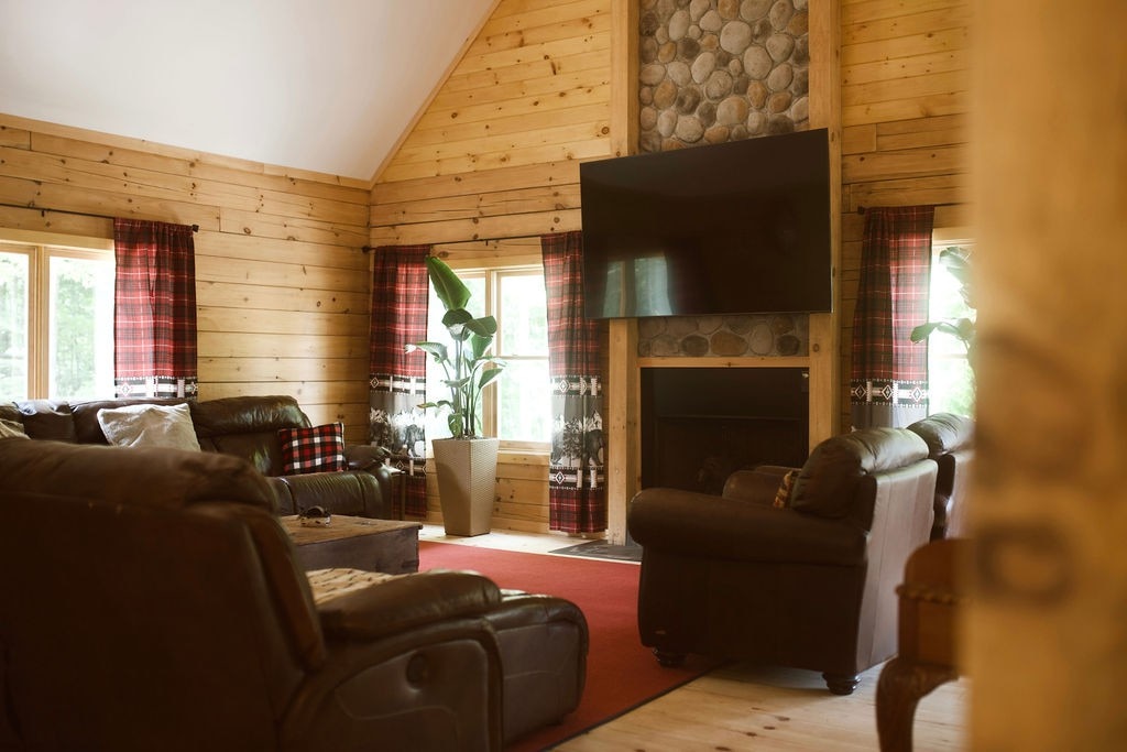 Spacious Family Cabin, Hot Tub & Pet Friendly!