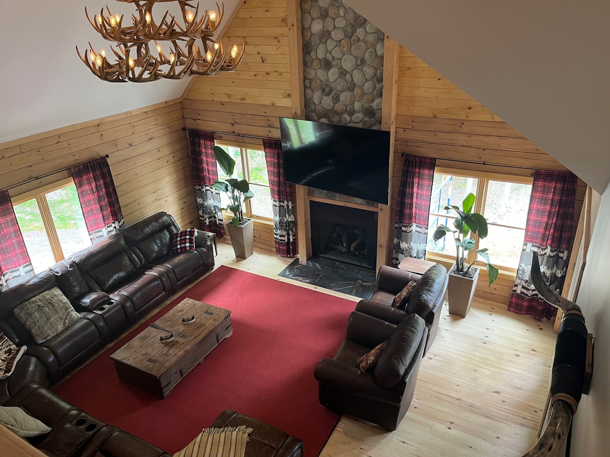 Spacious Family Cabin, Hot Tub & Pet Friendly!