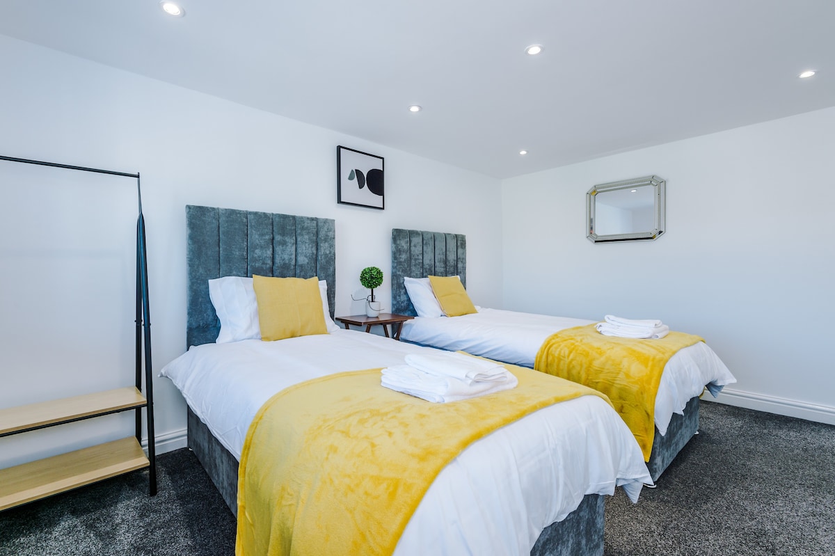 The Leeds Retreat | Sleeps 10 | Yorksha Property