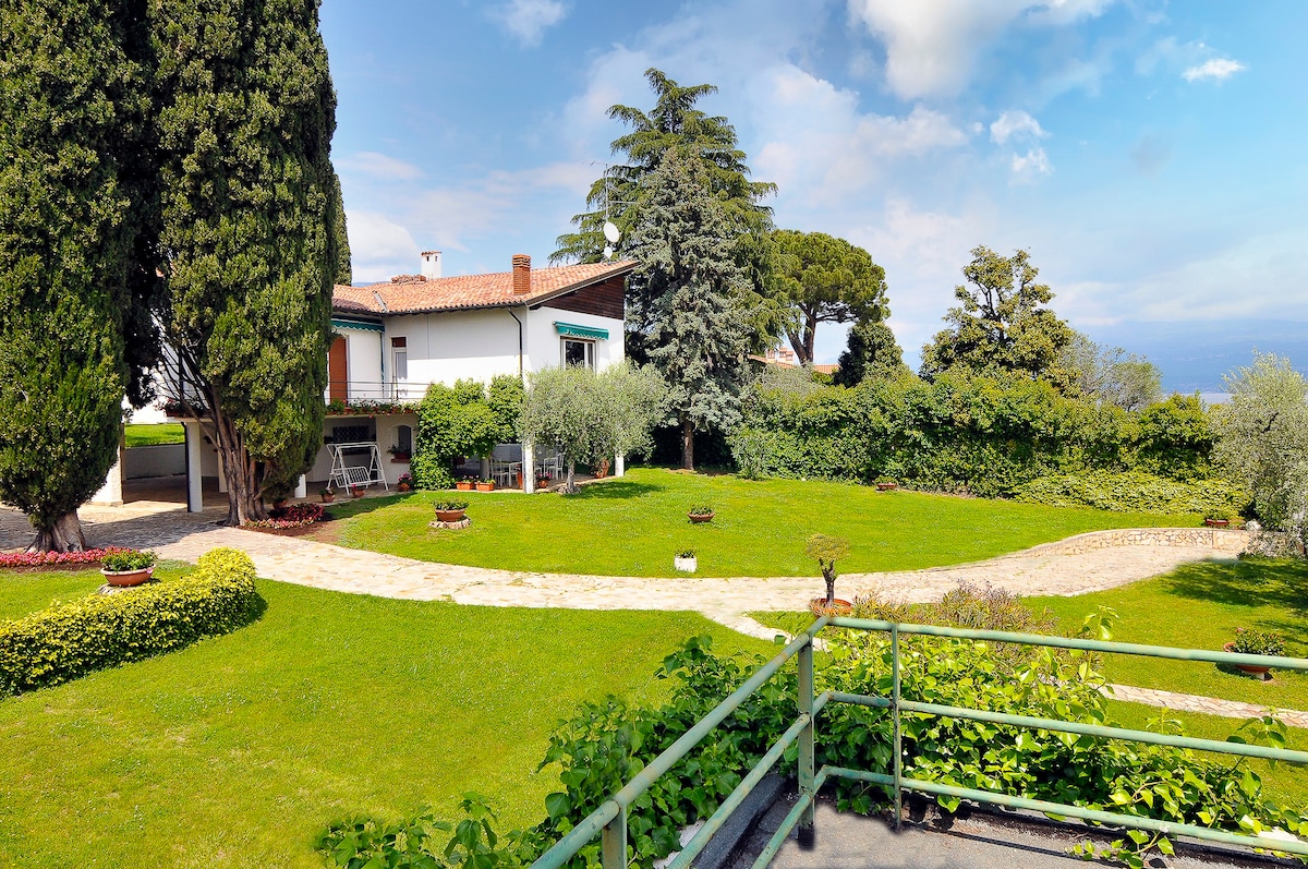 Villa Cecilia fronte Lago, con giardino privato