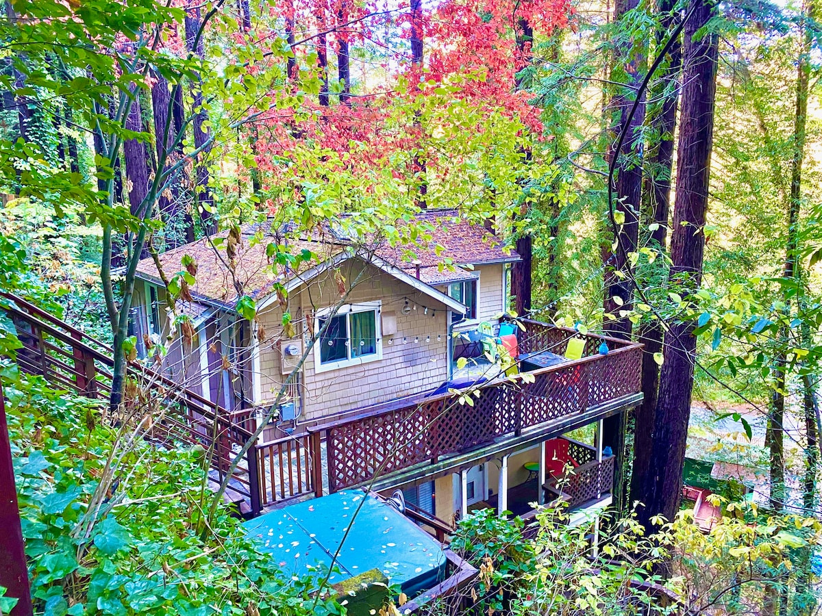 Peaceful Redwood Retreat ~ HOT TUB ~ Dog Friendly