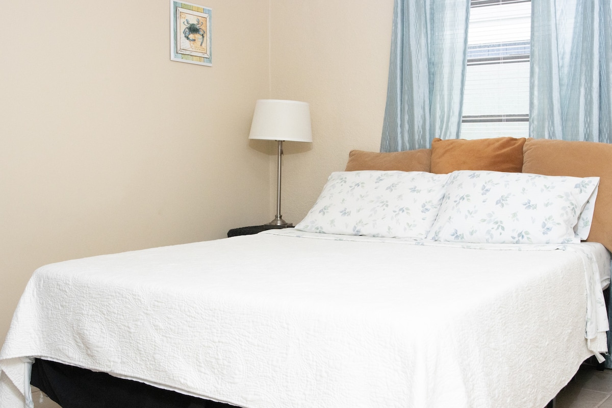 Cozy Room w/Queen Bed Near the Intercoastal