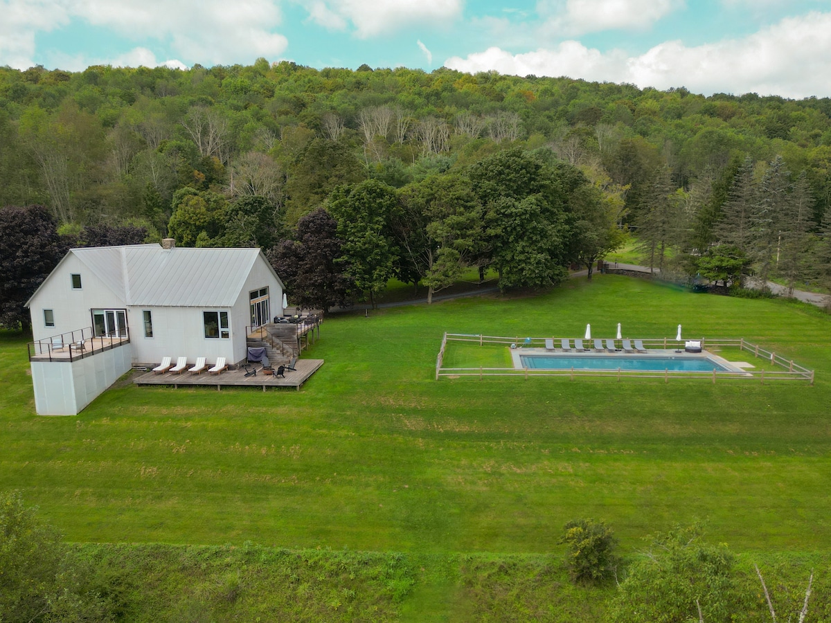 Private Roxbury Estate, Heated Pool and Sauna.