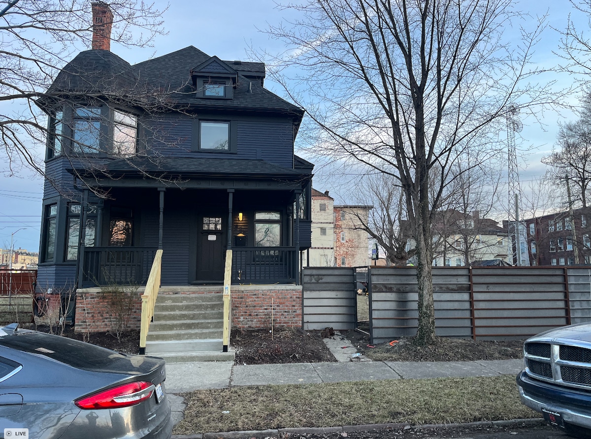 Huge Historic Home w Huge Yard