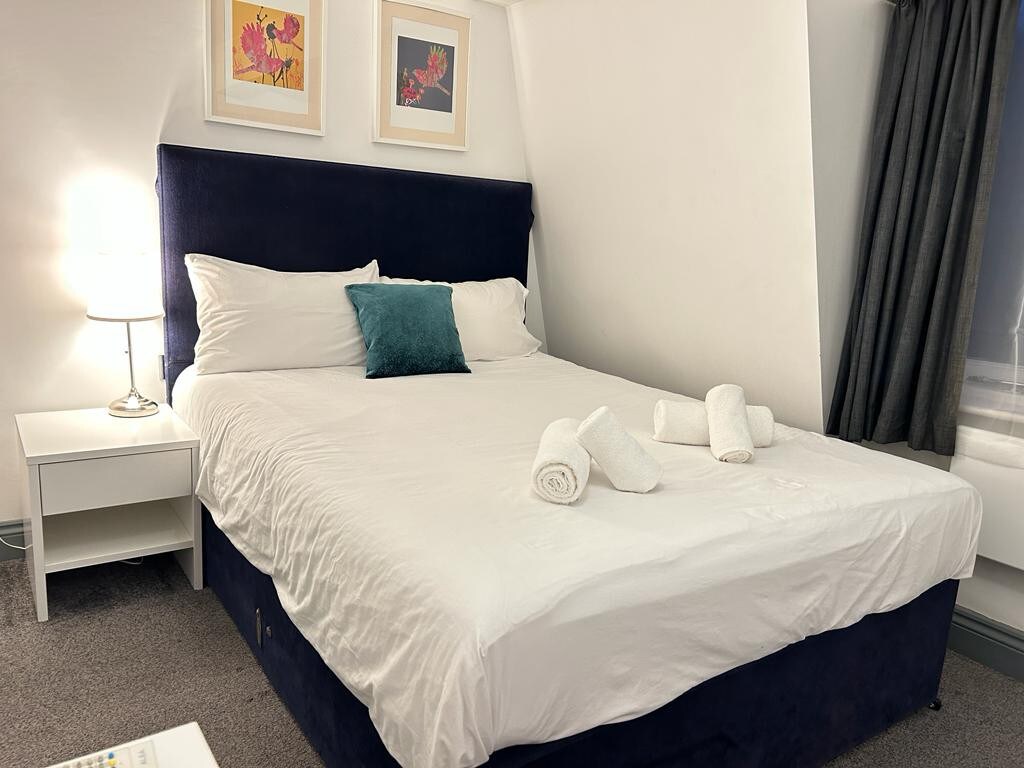Small room with private bathroom in King's Cross