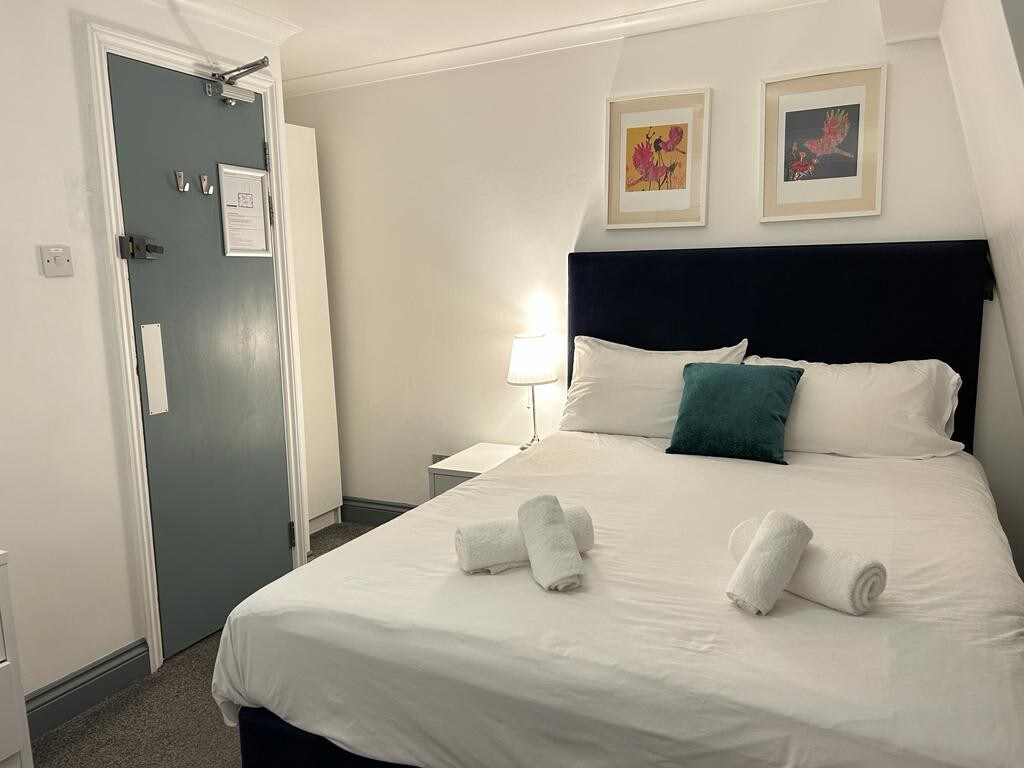 Small room with private bathroom in King's Cross