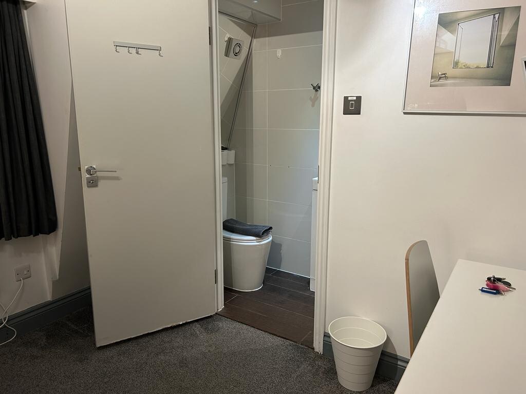 Small room with private bathroom in King's Cross