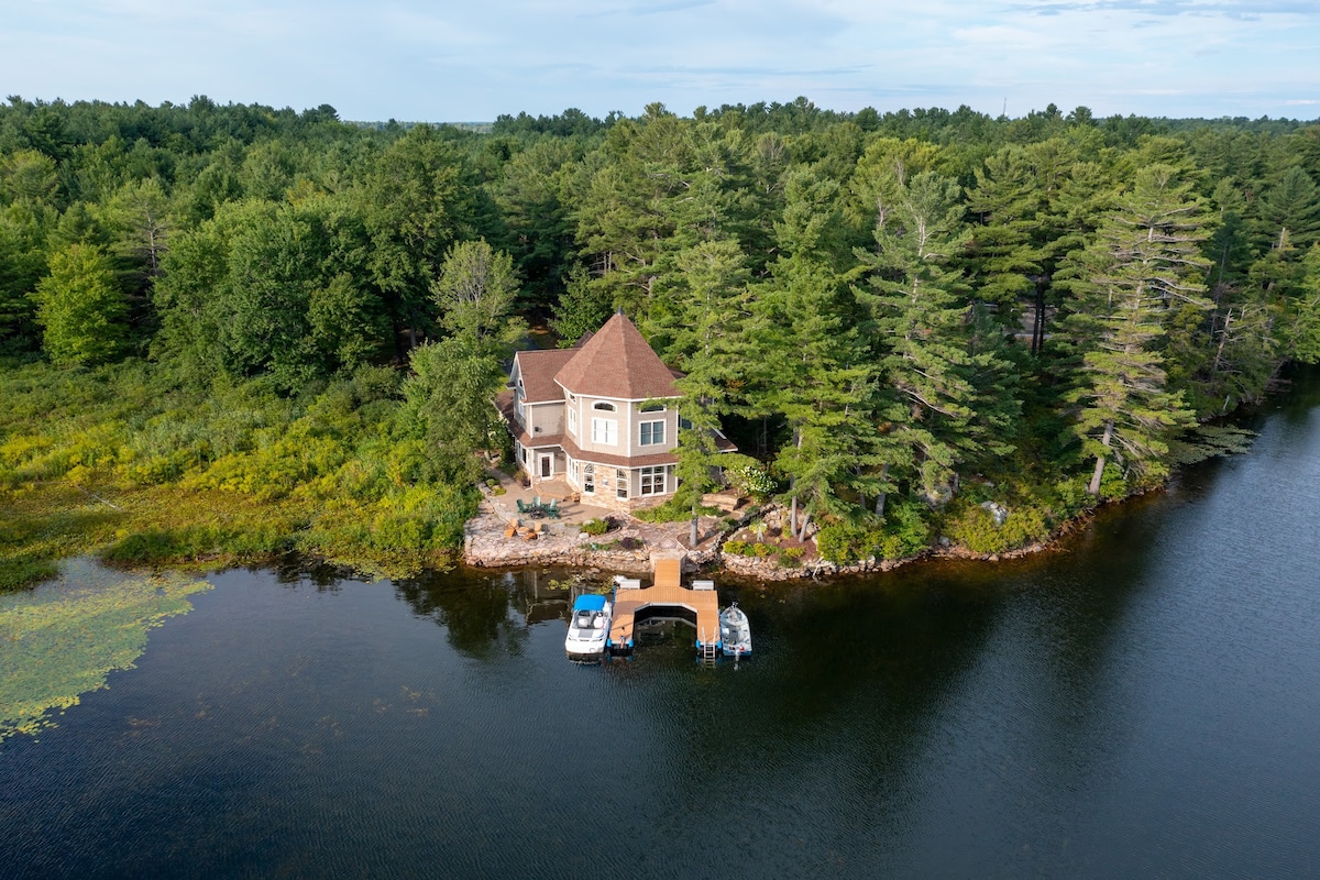 Luxury Waterfront 
Lake House