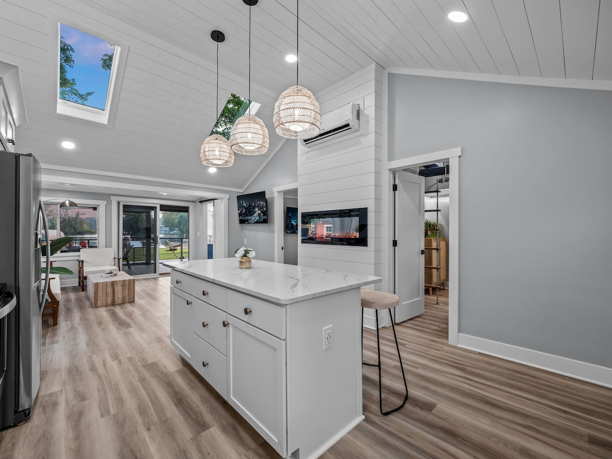 Lakefront Cottage with Hot Tub