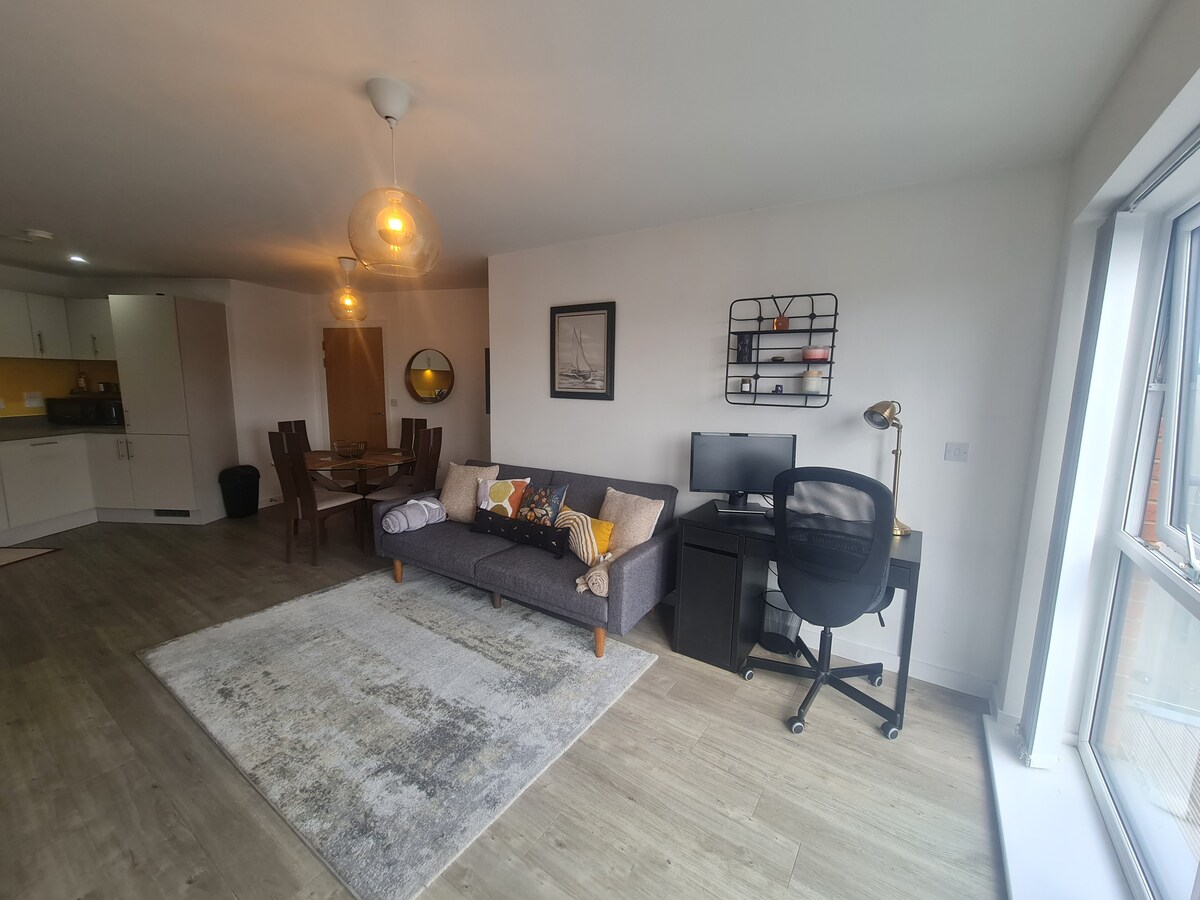 Lovely 2 Bed Apartment+Parking&Workstation&Balcony