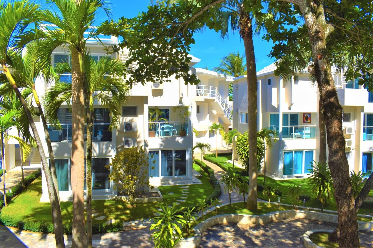 4 Hotel rooms Tropical Casa Laguna