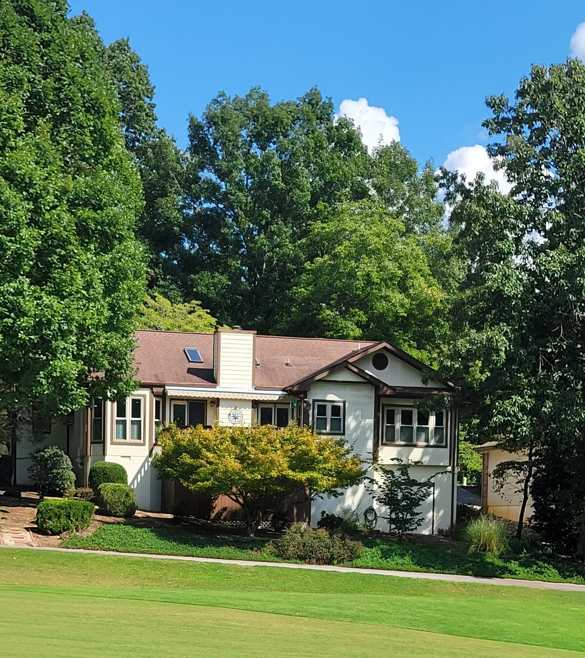 Golf Course View - Walk to Lake/Restaurant/Pub!