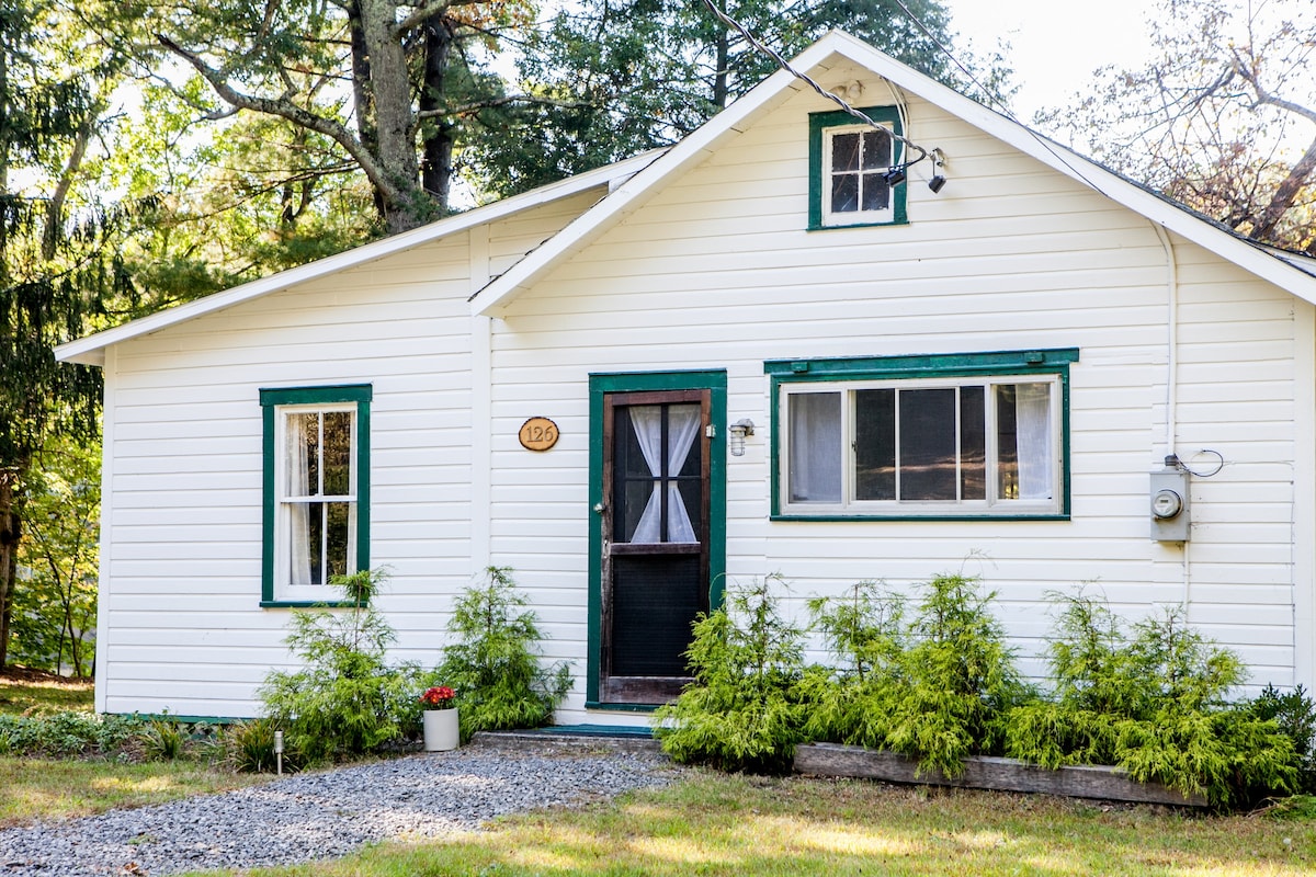 Creekside Cottage Retreat: Light, Cozy, Getaway