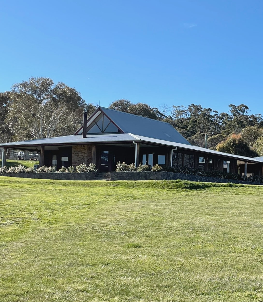 Gorgeous house overlooking Lake Eucumbene