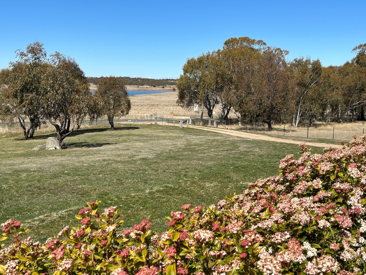 Gorgeous house overlooking Lake Eucumbene