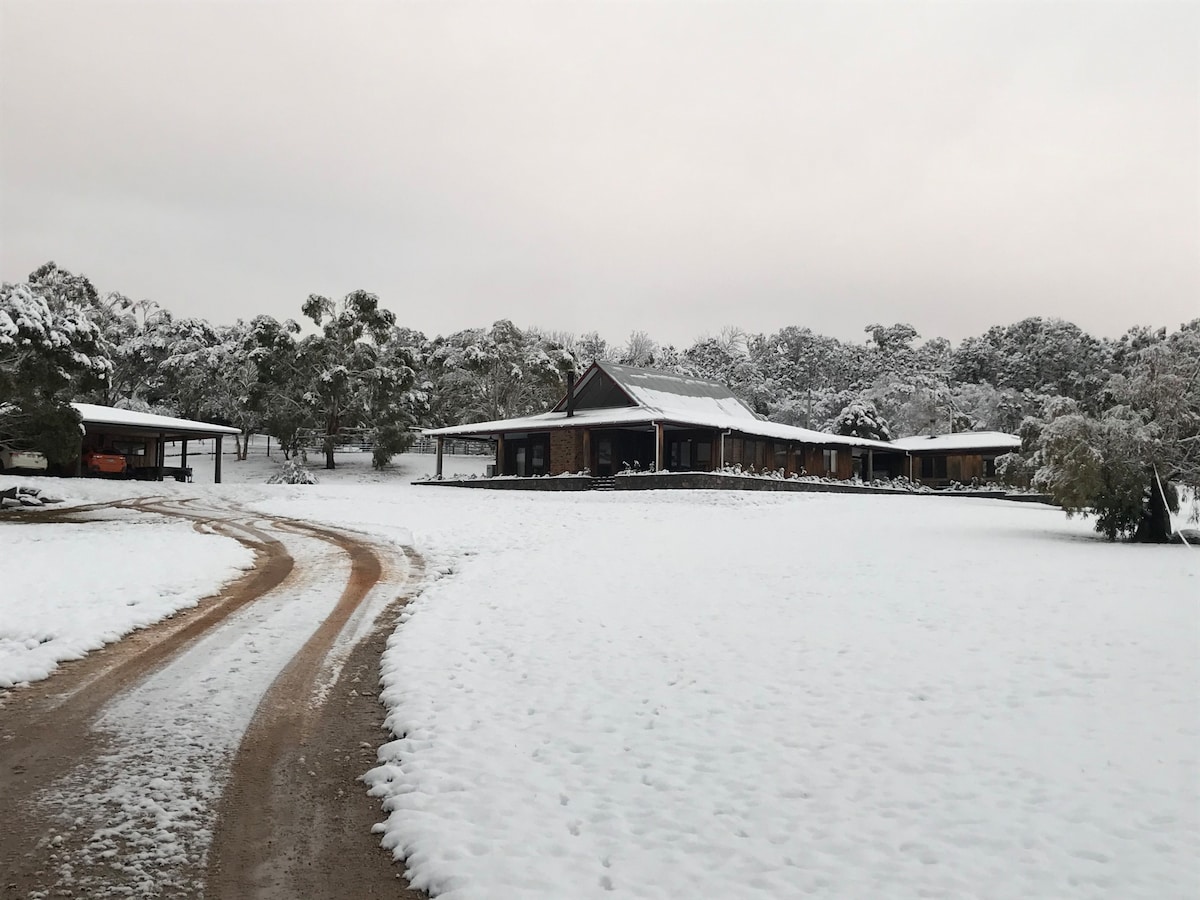 Gorgeous house overlooking Lake Eucumbene