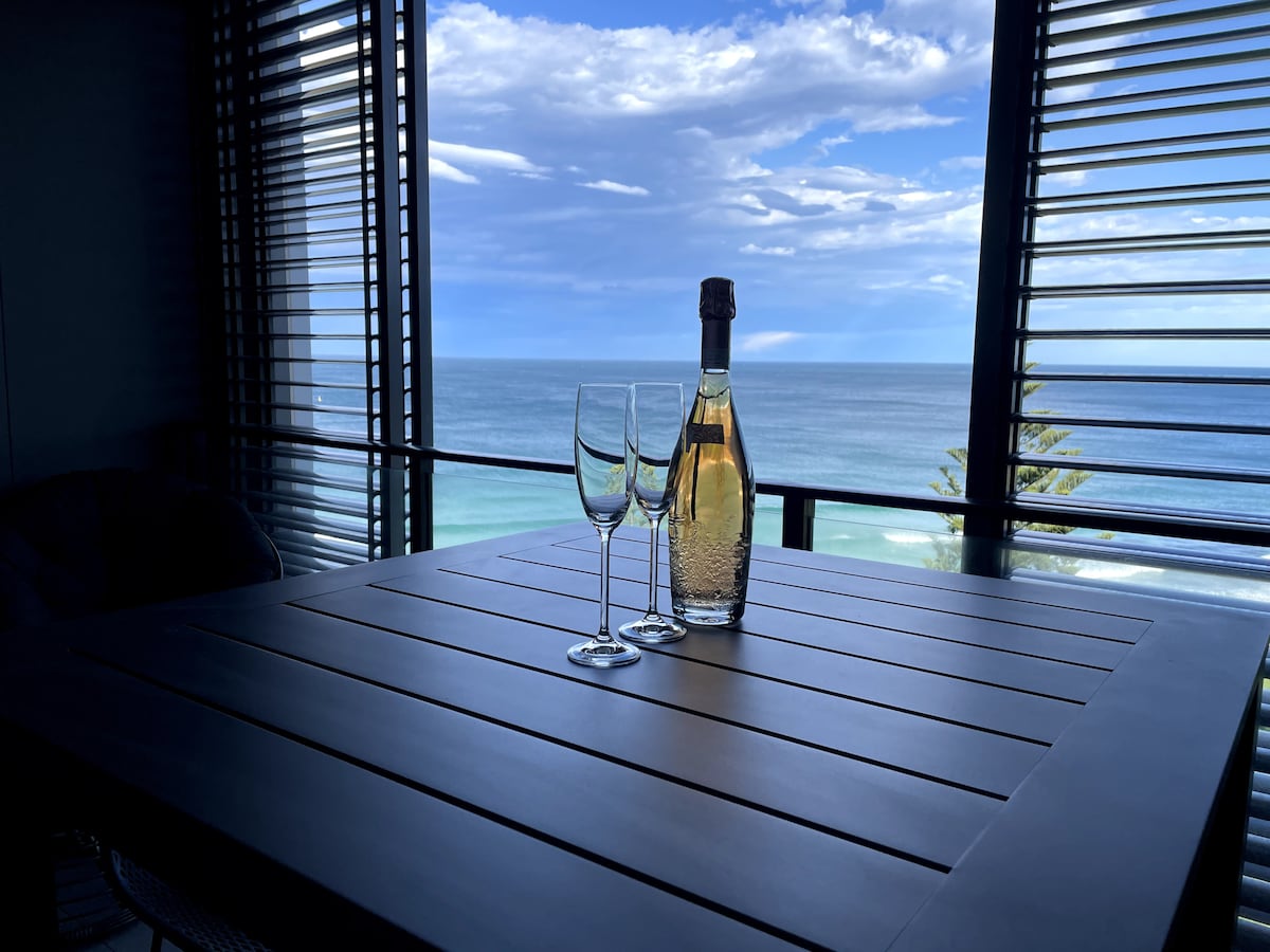 Luxury Couples Beachfront Escape - Newcastle Beach