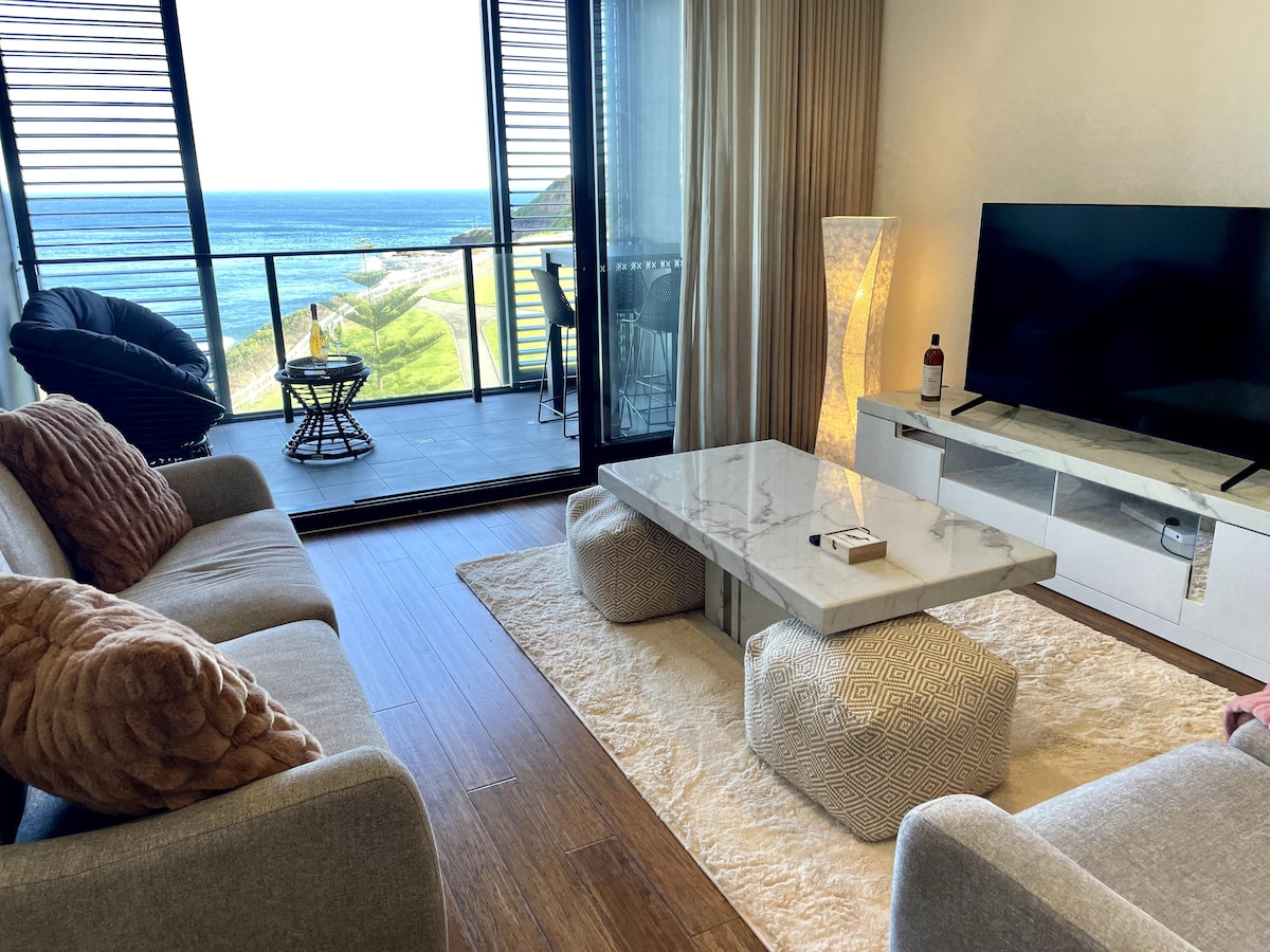 Luxury Couples Beachfront Escape - Newcastle Beach