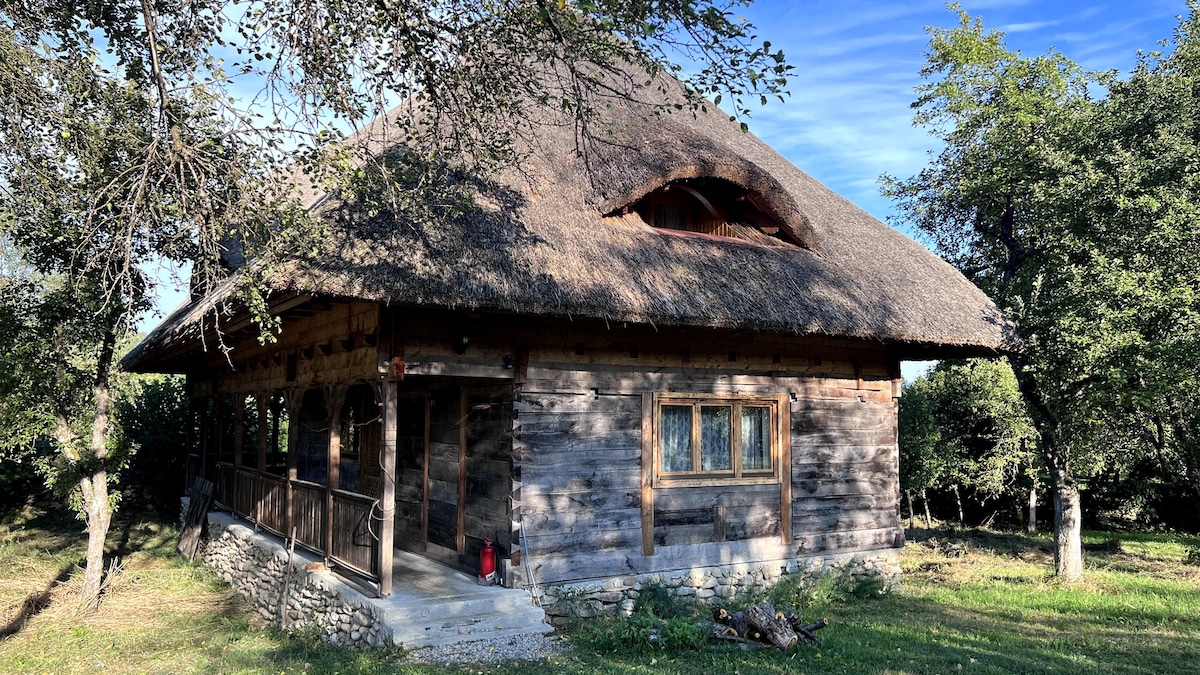 Traditional & Spacious Rustic Cottage 5* Location
