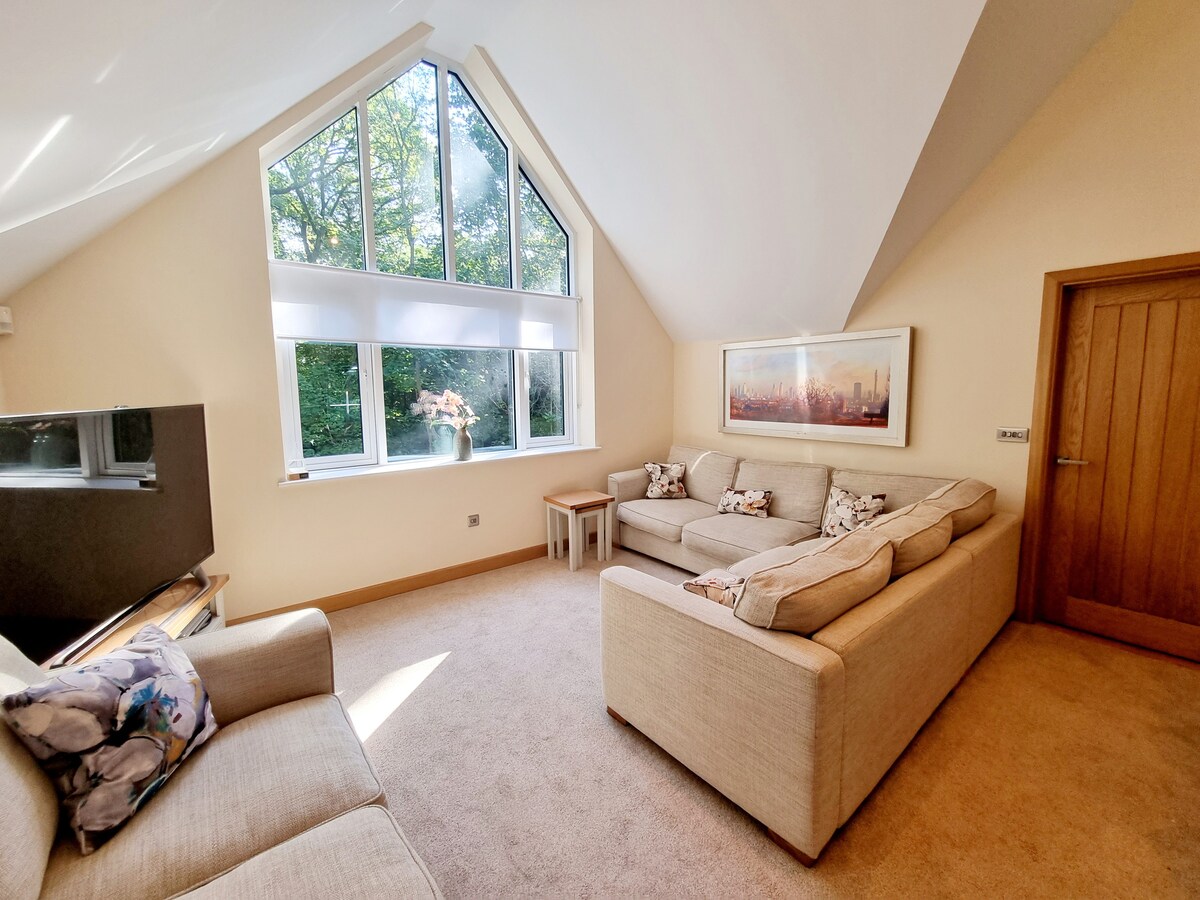 A Contemporary Woodland Retreat close to R Hamble.