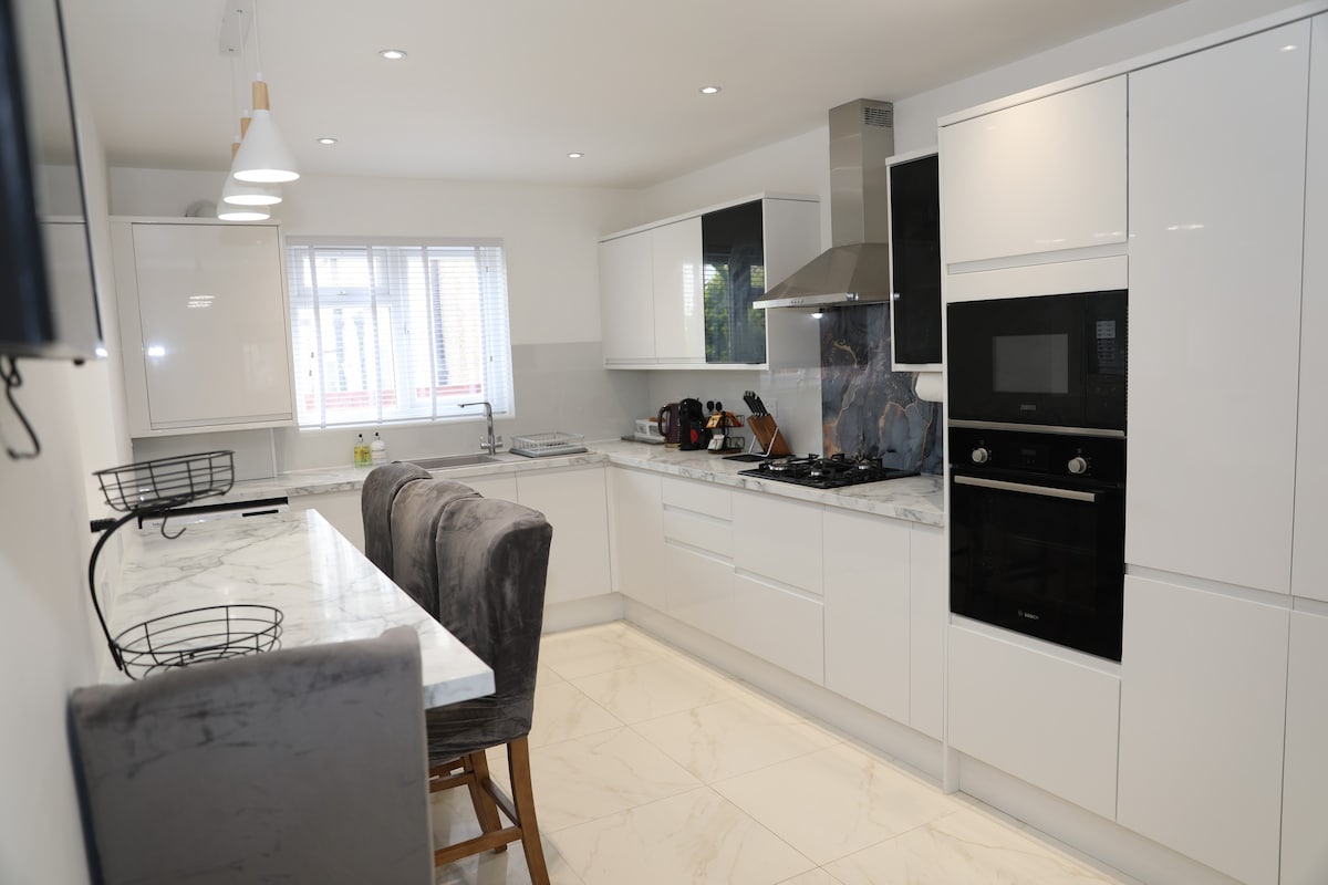 Modern New 3BD+King 3Bath Orpington & garden