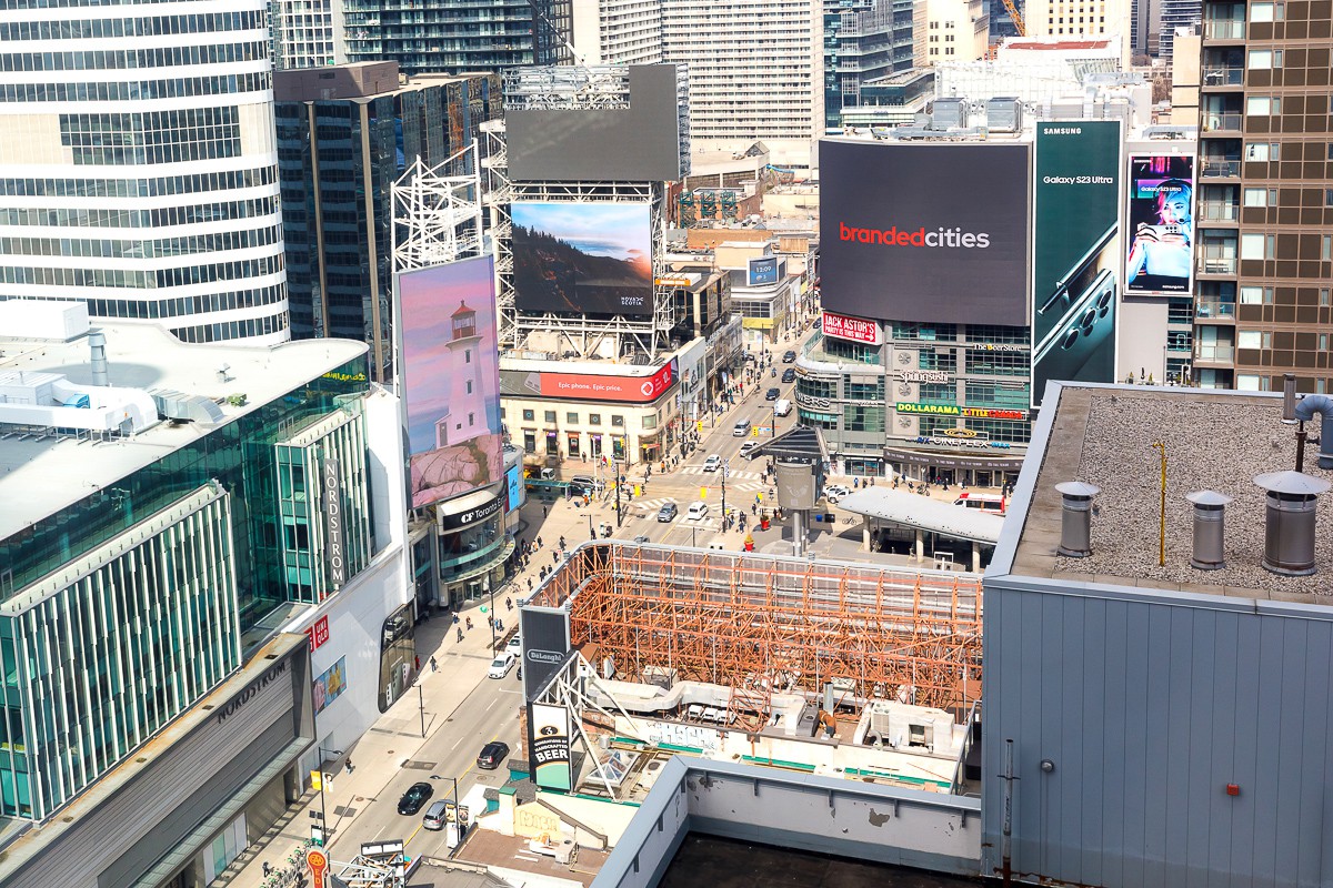 Stay by Yonge-Dundas Square, In the Heart of TO