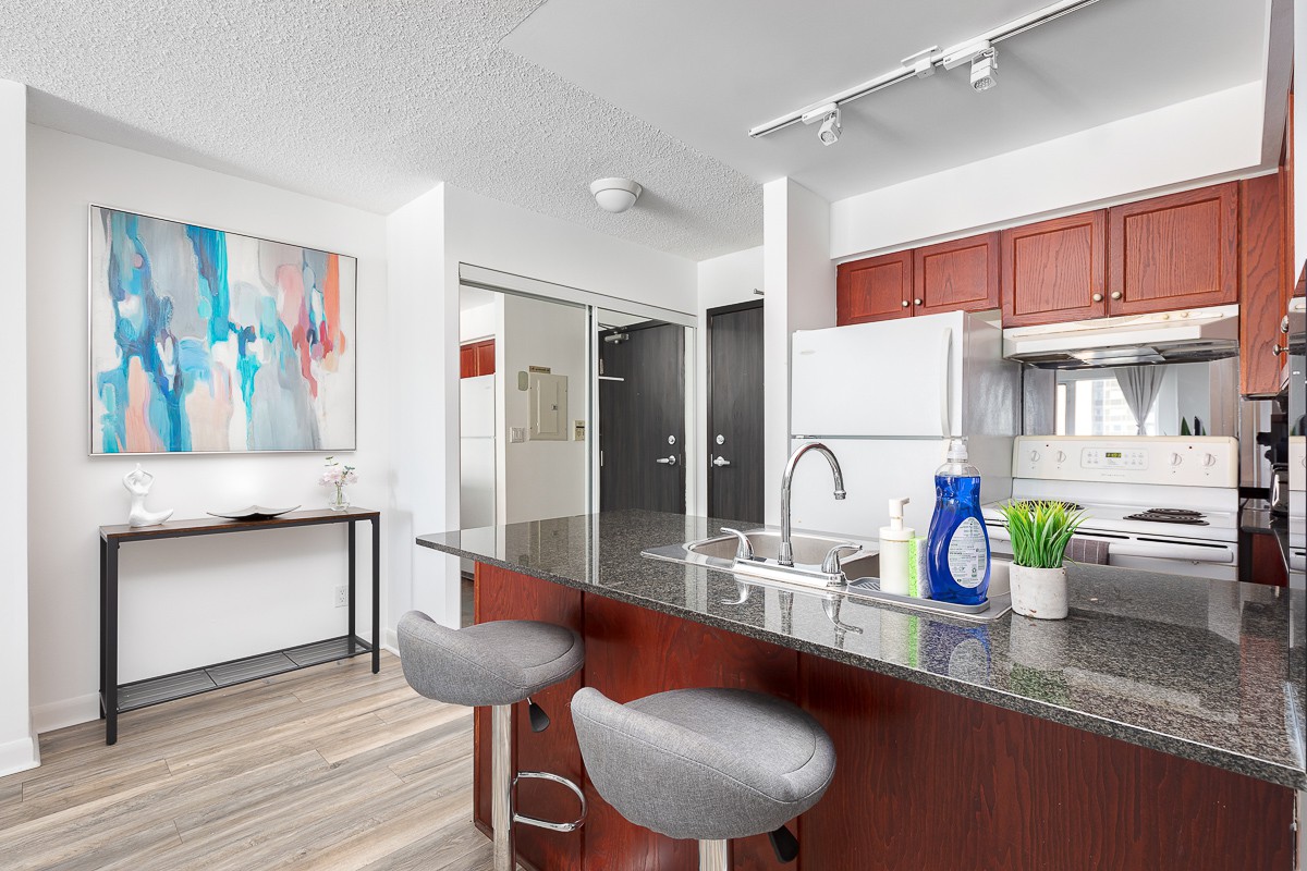 Stay by Yonge-Dundas Square, In the Heart of TO