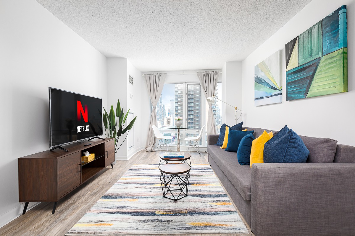 Stay by Yonge-Dundas Square, In the Heart of TO