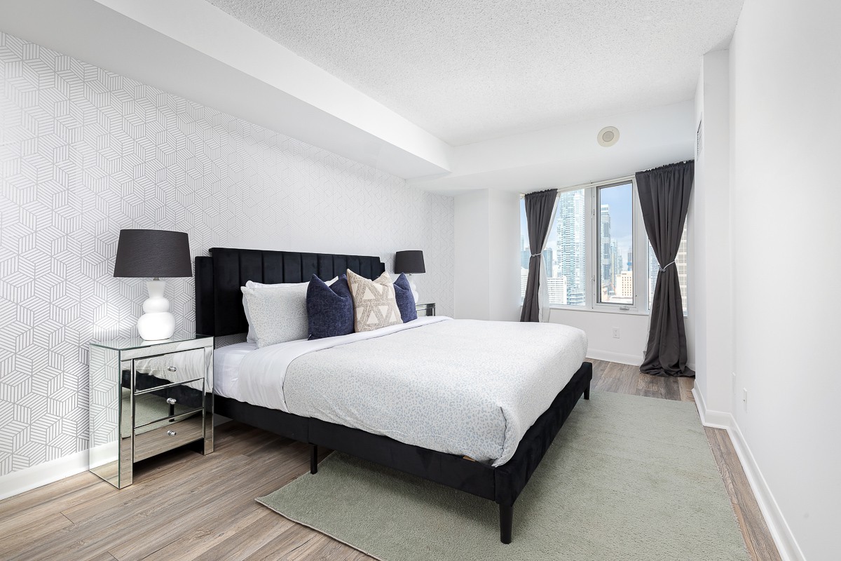 Stay by Yonge-Dundas Square, In the Heart of TO