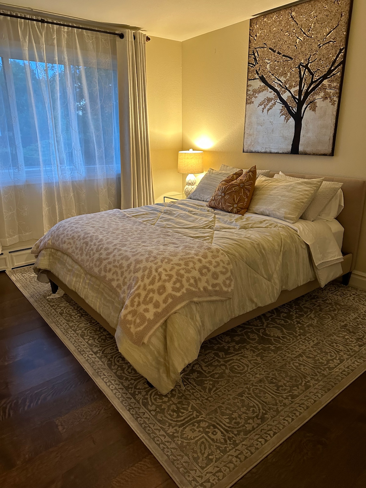 Upscale Clean Quiet Room - Relax & Explore