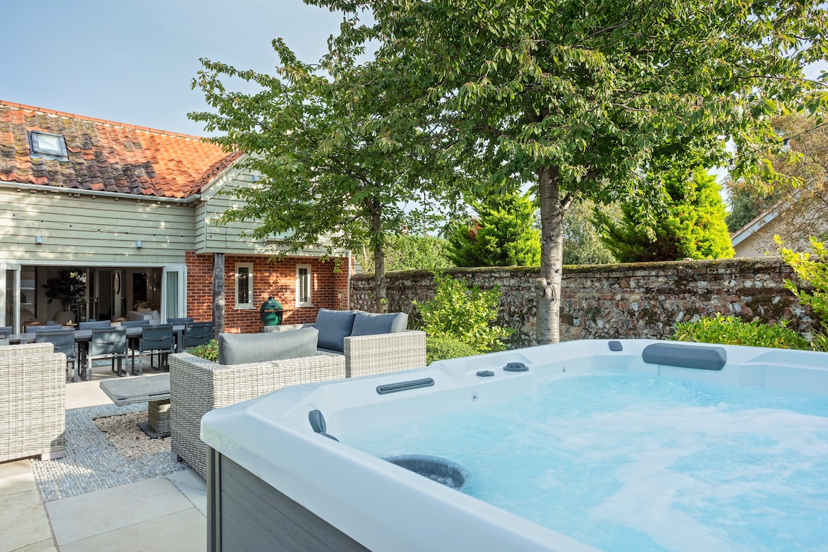 Luxury Central Burnham Market Retreat 5* & Hot Tub