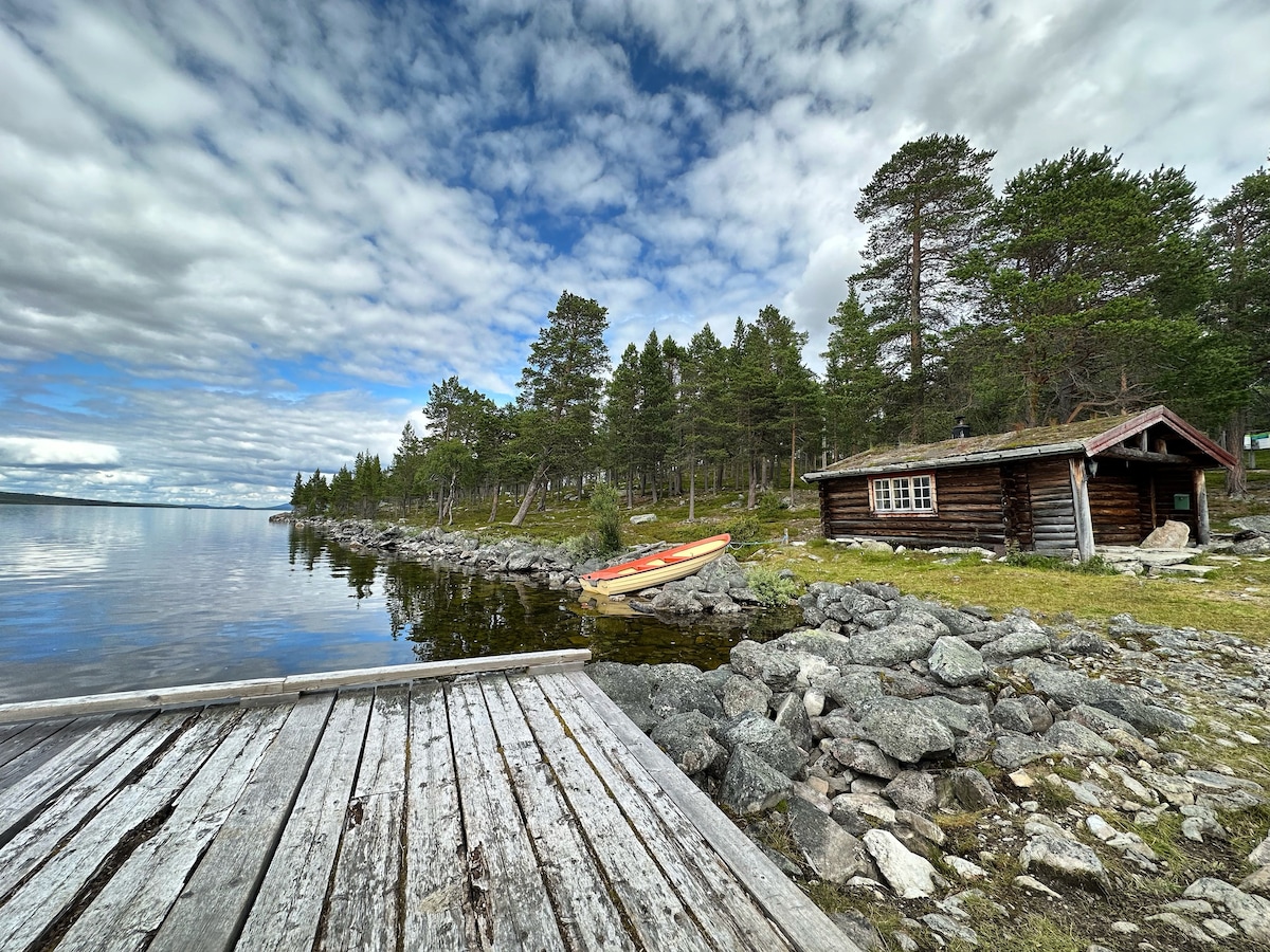 Log cabin by the lake, Femundsmarka national park