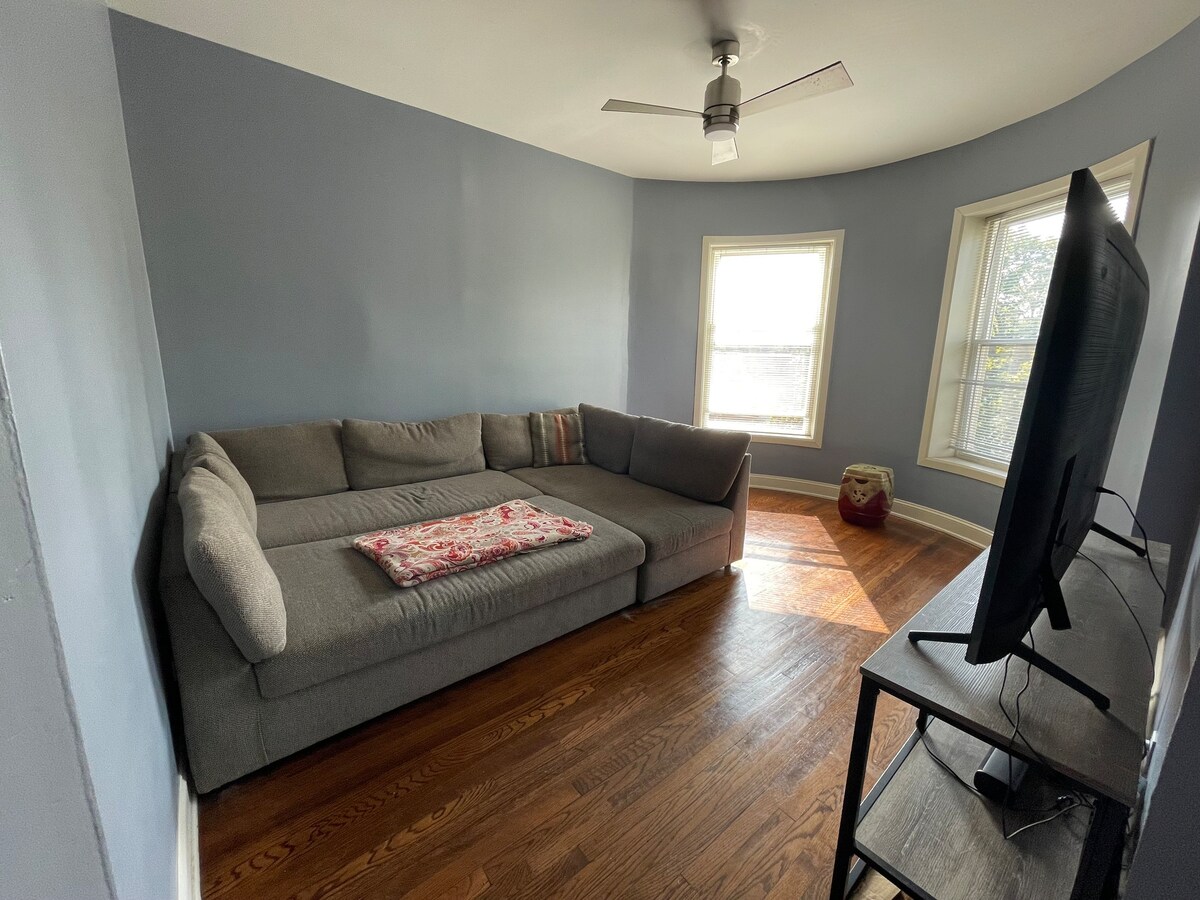 4BD2BA 5 minutes from Chicago U!