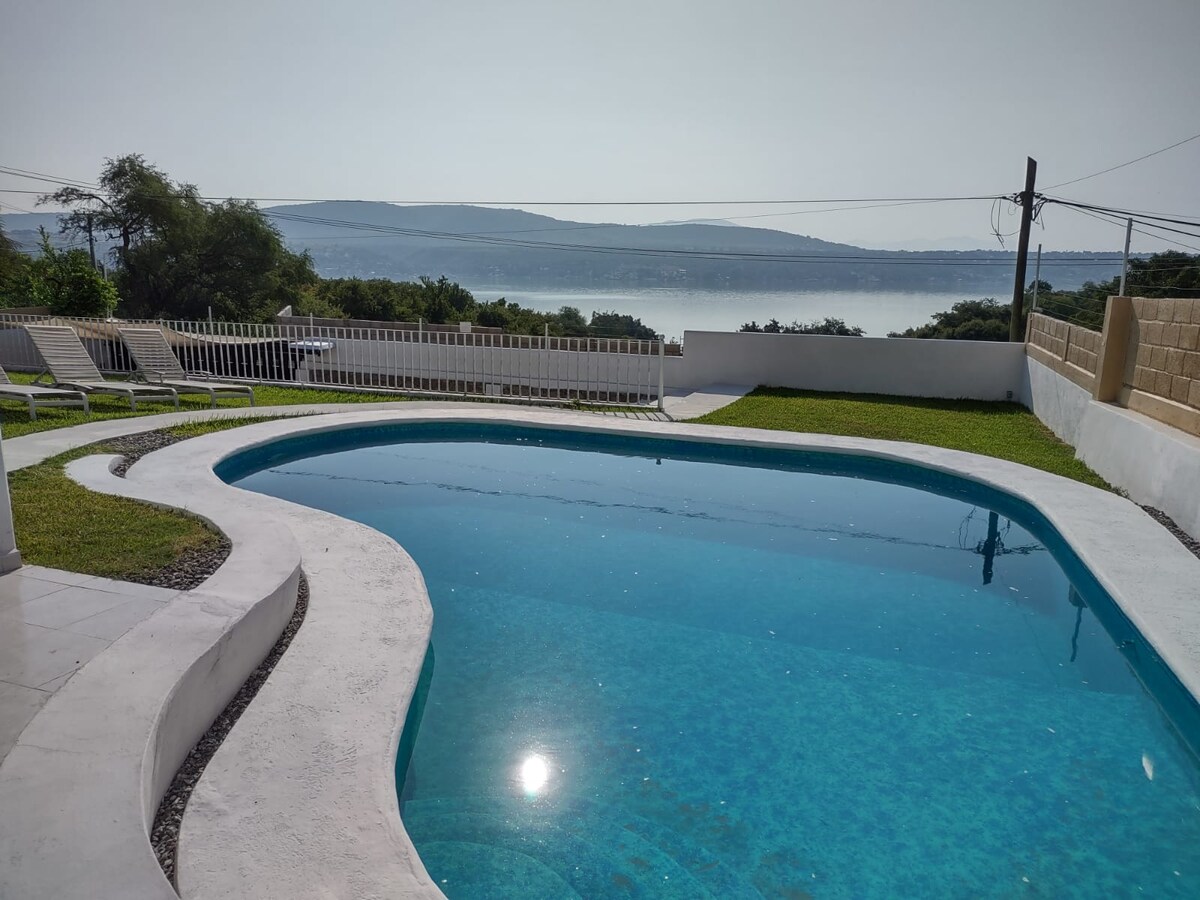 Encantadora casa con vista al lago