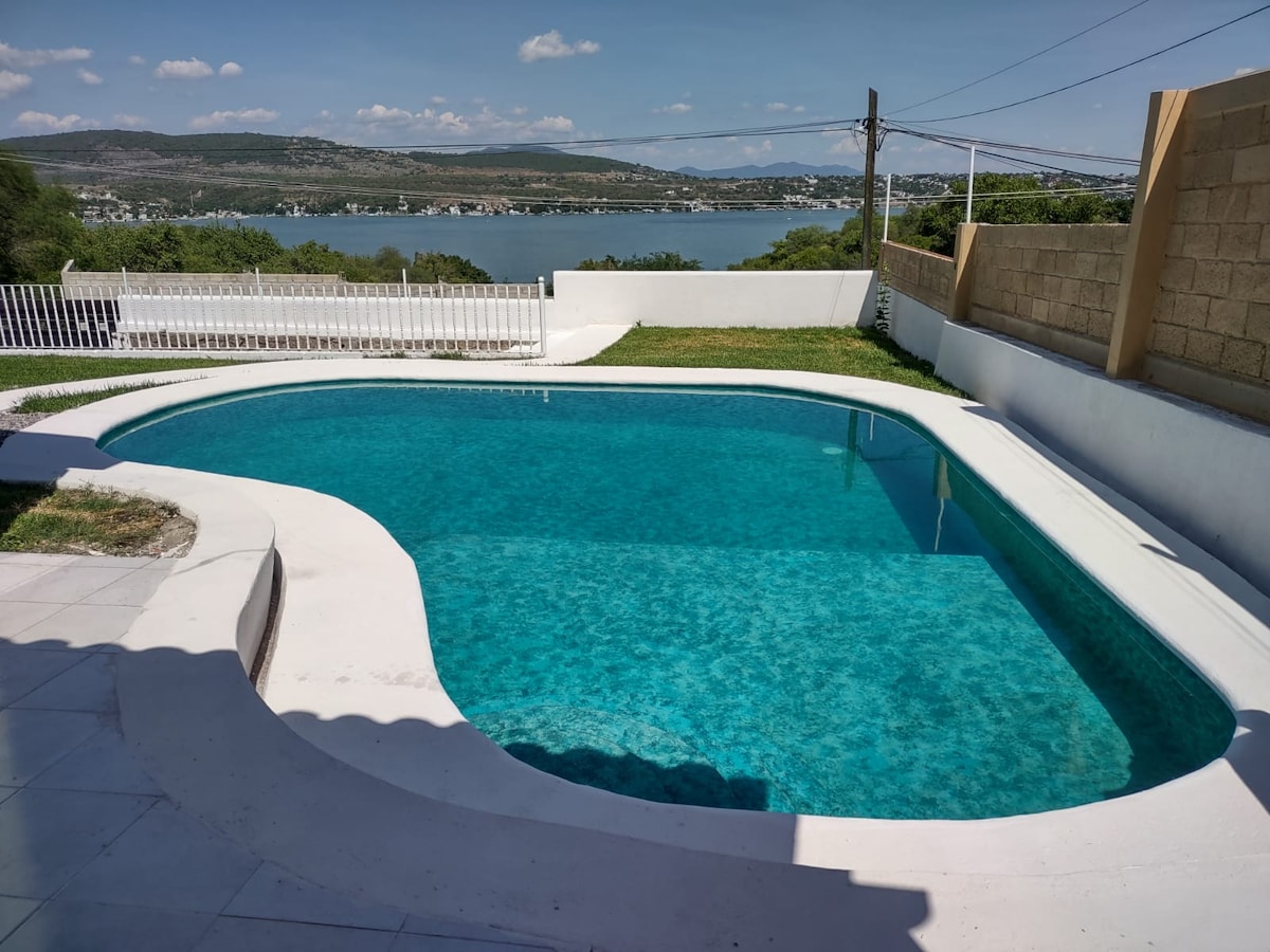 Encantadora casa con vista al lago