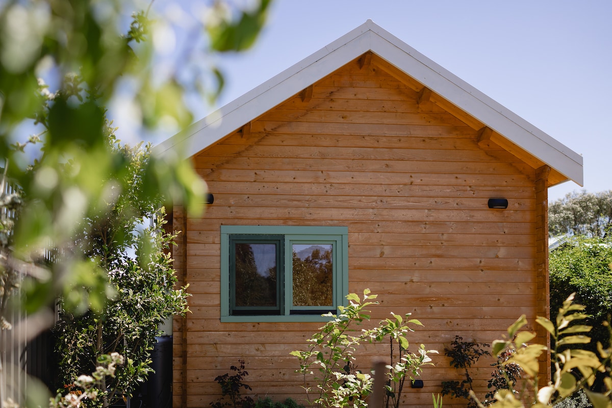 ~Cozy Cabin~
in town centre