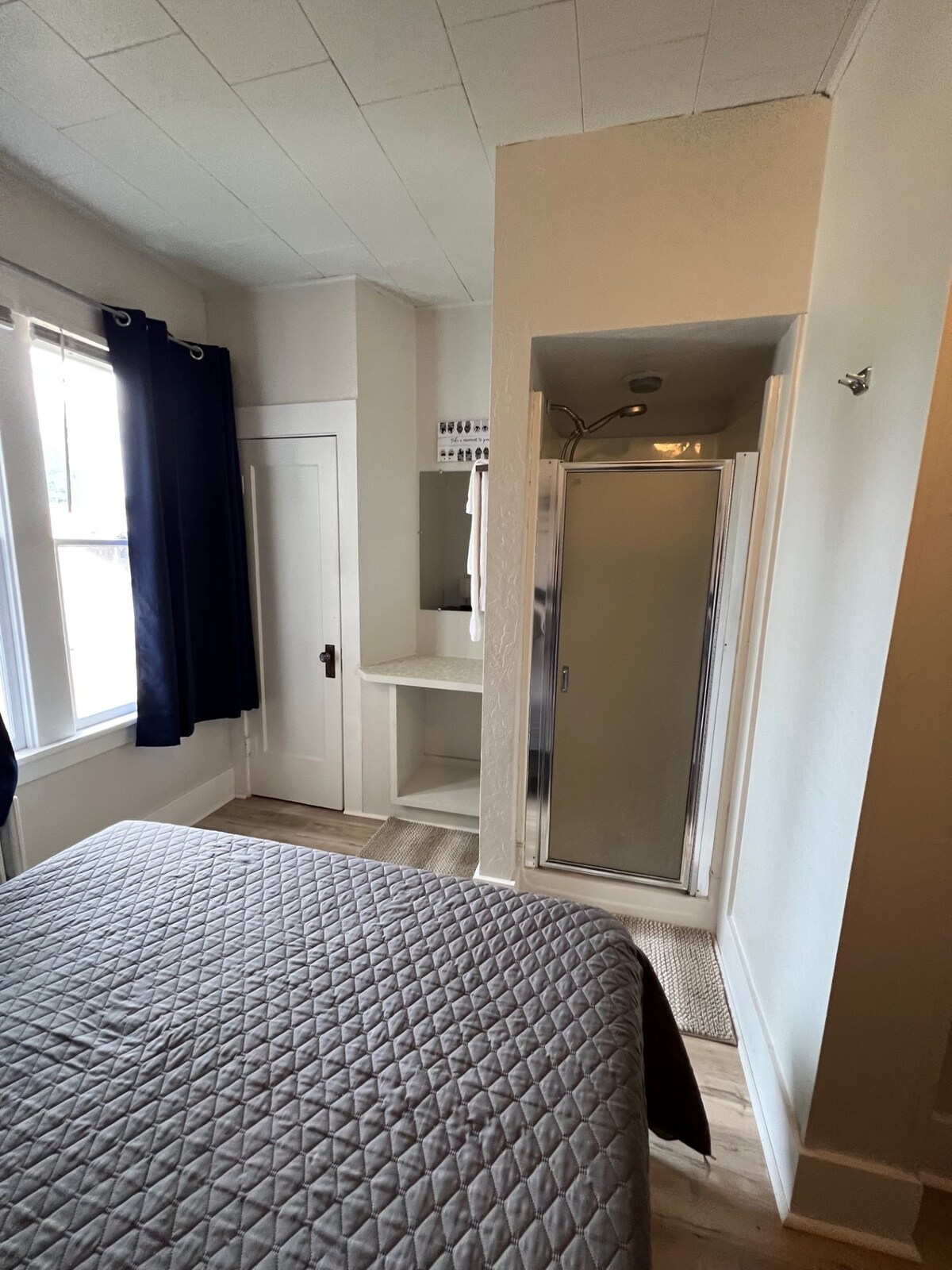 Convenient Downtown Puyallup Room w/ Bath-103