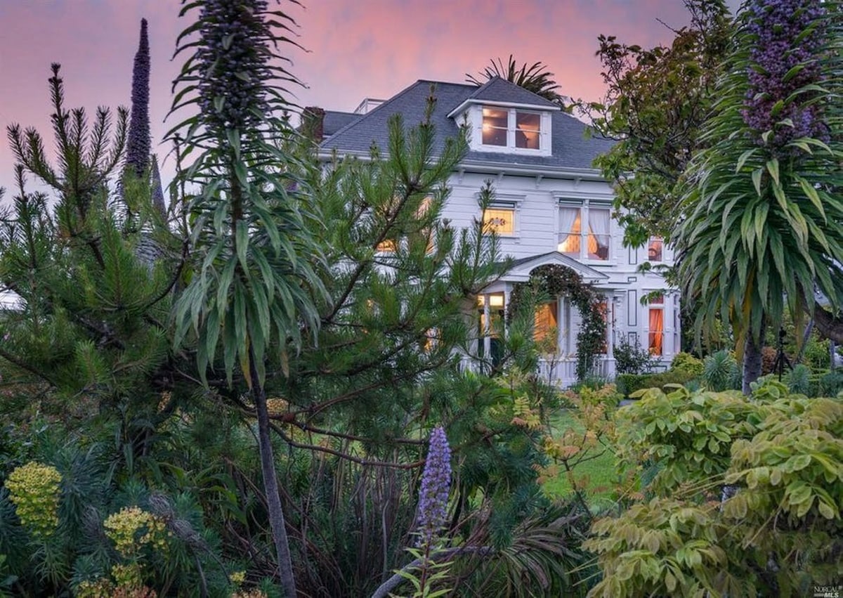 Weller House Historic Coastal Mansion and Ballroom