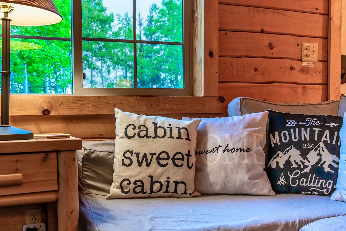 Cozy Cabin in the trees, 20% off select May dates!