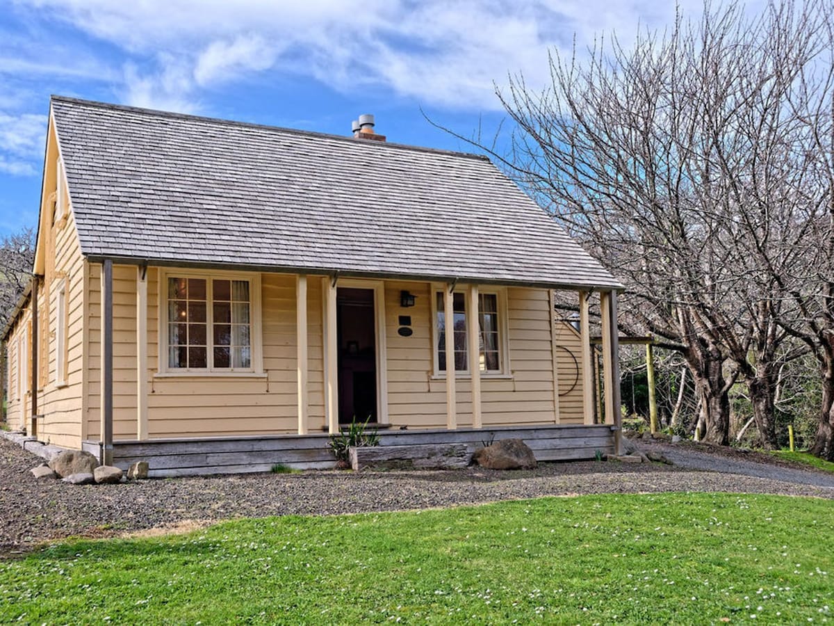 Historic Pavitt Cottage, Robinsons Bay.