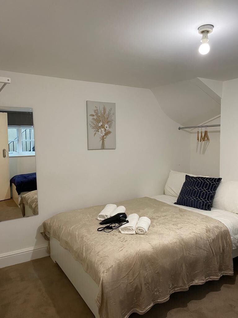 Private Triple Bedroom in Camden Town (C6)